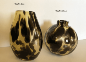 Szklany wazon artystyczny (Artistic glass vase)