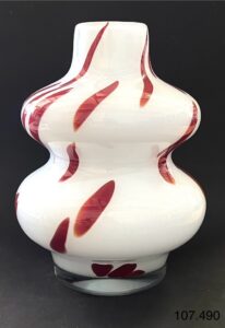 Szklany wazon artystyczny (Artistic glass vase)