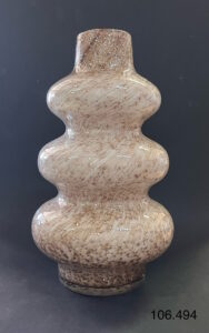 Szklany wazon artystyczny (Artistic glass vase)