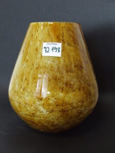 Szklany wazon artystyczny (Artistic glass vase)