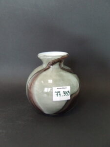 Szklany wazon artystyczny (Artistic glass vase)