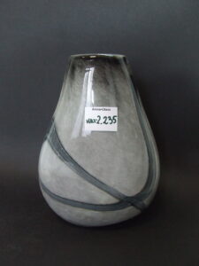 Szklany wazon artystyczny (Artistic glass vase)